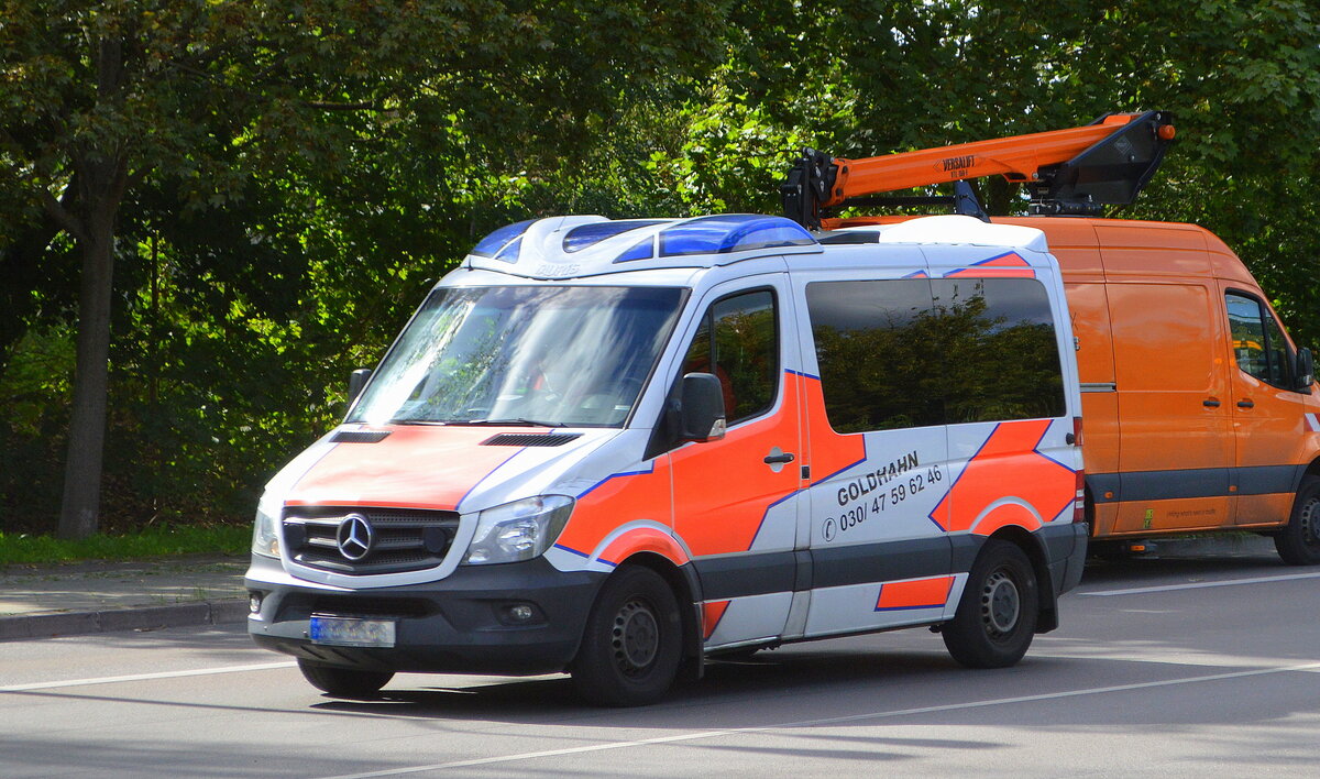 Krankentransport - Taxi-Goldhahn-GmbH aus Berlin mit einem MB Sprinter Krankentransportfahrzeug am 16.09.22 Berlin Hohenschönhausen.