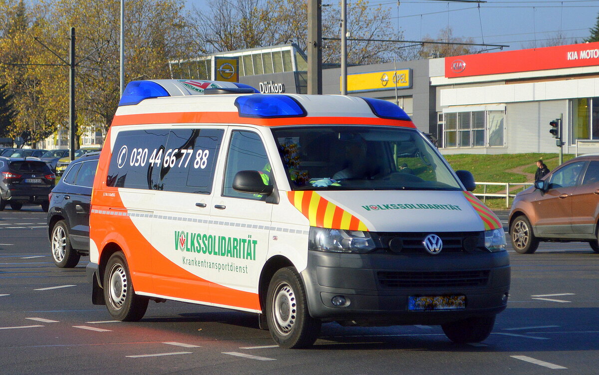 Krankentransportdienst der Volkssolidarität Berlin gGmbH mit einem VW T5 Krankentransportfahrzeug am 14.11.22 Berlin Marzahn.