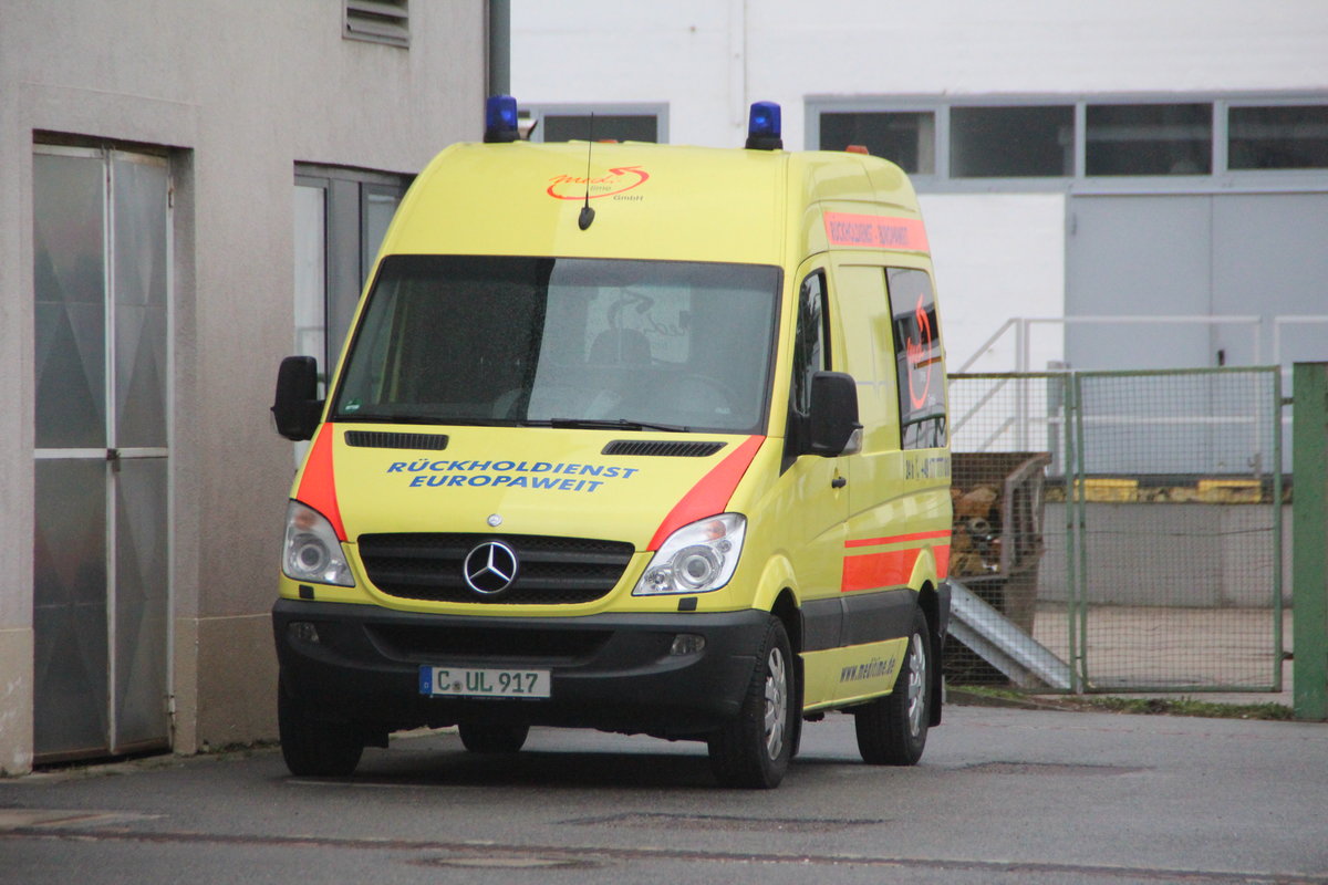 Krankentransportwagen auf Mercedes-Benz Sprinter des in Chemnitz ansässigen, europaweiten privaten Rückholdienst  Medi-Time  fotografiert an der Messe Chemnitz am 18. März 2017