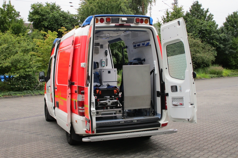 Krankentransportwagen (KTW) der Freiwilligen Feuerwehr Viersen

Technische Daten:

Mercedes-Benz Sprinter 316 CDI
Ausbau durch die Firma WAS
Automatikgetriebe
Ausstattung:

Fahrtrage Ferno Mondial Roll-In-Fahrgestell
mit Ferno Mondial-Lift-Off-Krankentrage Typ M2 RK
EKG/Defibrillator Corpuls C³
Absaugpumpe Weinmann Accuvac Rescue
Notfallrucksack PAX Wasserkuppe
Notfallkoffer Weinmann  Ulmer Koffer klein  Pädiatrie
Schaufeltrage Ferno 65 EXL
Rettungskorsett Ferno Modell 125
Vakuummatratze & Immobilisationsmaterial
Fototermin am 8.8.14 in Viersen