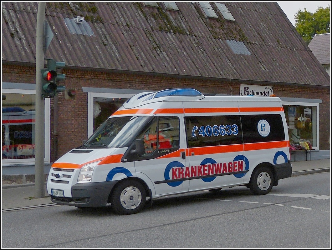 Krankenwagen Ford Transit fotografiert in Blankenese am 21.09.2013
