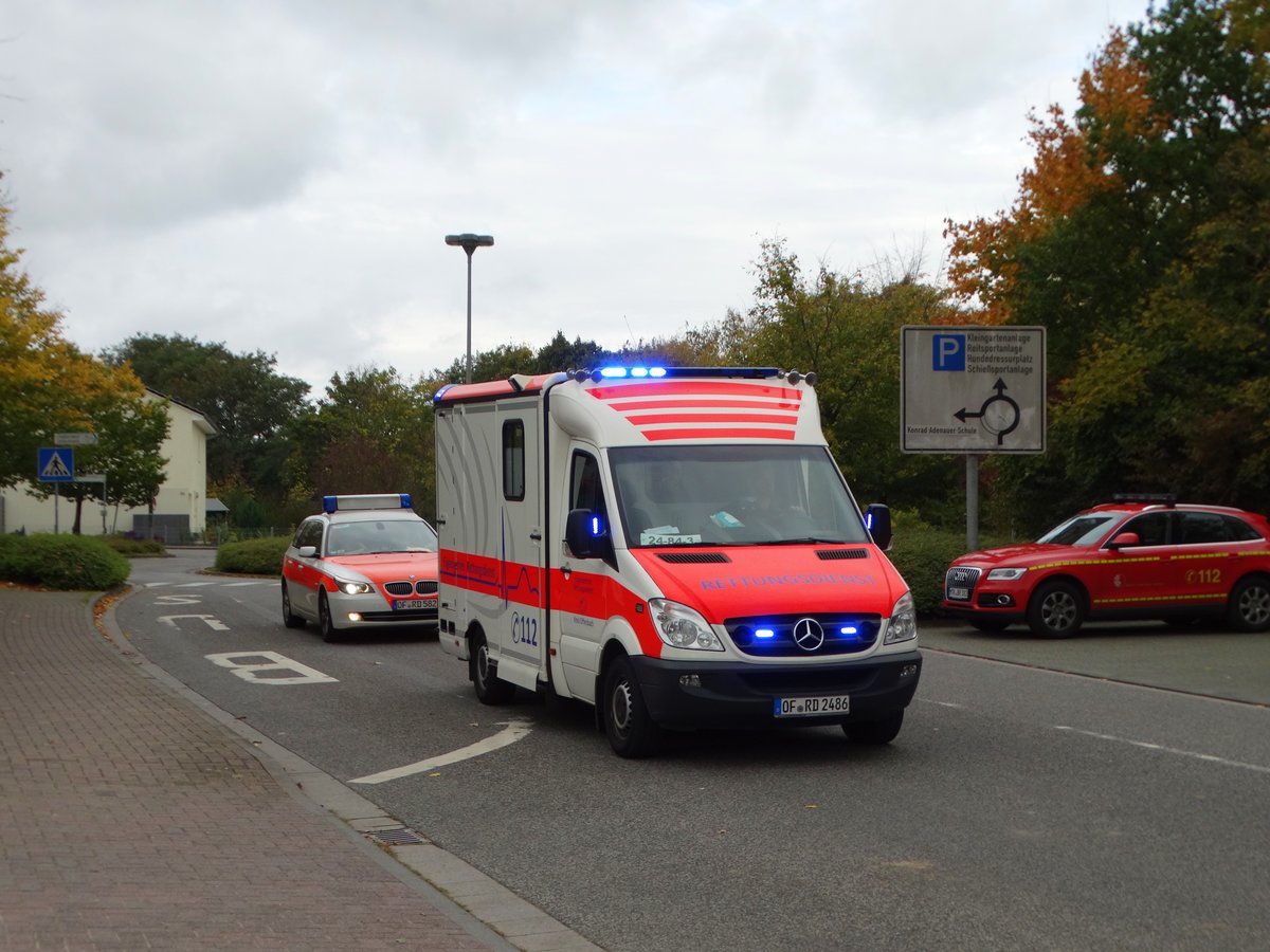 Kreis Offenbach Eigenbetrieb Rettungsdienst Mercedes Benz Sprinter RTW am 07.10.17 in Kriftel bei einer Katastrophenschutzübung an einer Berufsschule 