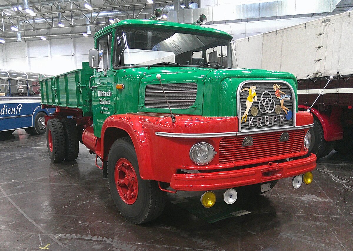 Krupp K960 Dreiseitenkipper aus dem Jahr 1964. Auf der IAA des Jahres 1963 präsentierten die Essener Krupp-Werke erstmals Lastwagen mit Viertakt-Dieselmotoren nach einer Lizenz des US-amerikanischen Motorenherstellers Cummins. Die Fahrerkabinen unterschieden sich kaum von den bisherigen Modellen mit Zweitakt-Dieselmotoren. Allerdings war das Innenleben der Fahrerkabine überarbeitet worden. Es gab nun einen  Schwingsitz  und eine vernünftige Belüftungsanlage. Äußerlich erkannte man die neuen Modelle an der Stellung der Frontscheinwerfer. Der gezeigte Kipper wurde 1964 an einen Baustoffhändler am Niederrhein ausgeliefert. Nach seiner Restaurierung ist er nun im Sauerland beheimatet. Der Sechszylinderdieselmotor von Cummins hat einen Hubraum von 9640 cm³ und leistet 210 PS. Retro Classics in Essen am 09.04.2026.