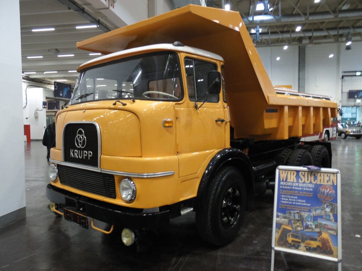 Krupp KF980 Muldenkipper aus dem Jahr 1968. Der V8-Dieselmotor der US-amerikanischen Firma Cummins Diesel Motor leistet 265 PS aus einem Hubraum 12.760 cm³. Um 1997 wurde der LKW-Bau bei der Essener Firma Krupp eingestellt. Retro Classics in Essen am 09.04.2026.