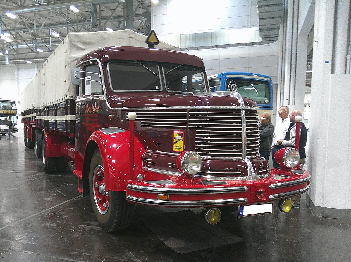 Krupp Titan SWL 80 aus dem Jahr 1952. Vom Krupp Titan, dem leistungsstärksten Fernverkehrs-LKW seiner Zeit, wurden zwischen 1950 und 1954 rund Fahrzeuge gebaut. Bis heute haben davon vier LKW´s überlebt. Die ersten beiden Jahre seines Arbeitslebens war dieser Lastwagen im Fernverkehr unterwegs. Im Jahr 1954 wurde er nach Lübeck verkauft und zum Abschleppwagen umgebaut, wo er bis 1980 Dienst tat. Danach wurde er an den heutigen Besitzer verkauft, der ihn wieder als Pritschen-LKW umrüstete und natürlich restaurierte. Motorisiert ist dieser wunderschön restaurierte  Titan  mit einem Sechszylinderreihenmotor, der nach dem Diesel-Zweitakt-Prinzip arbeitet. Dieser hat einen Hubraum von 8724 cm³ und leistet 210 PS. Der Verbrauch soll bei ca. 20 Litern Dieselkraftstoff auf 100 Kilometern gelegen haben. Retro Classics in Essen am 09.04.2026.