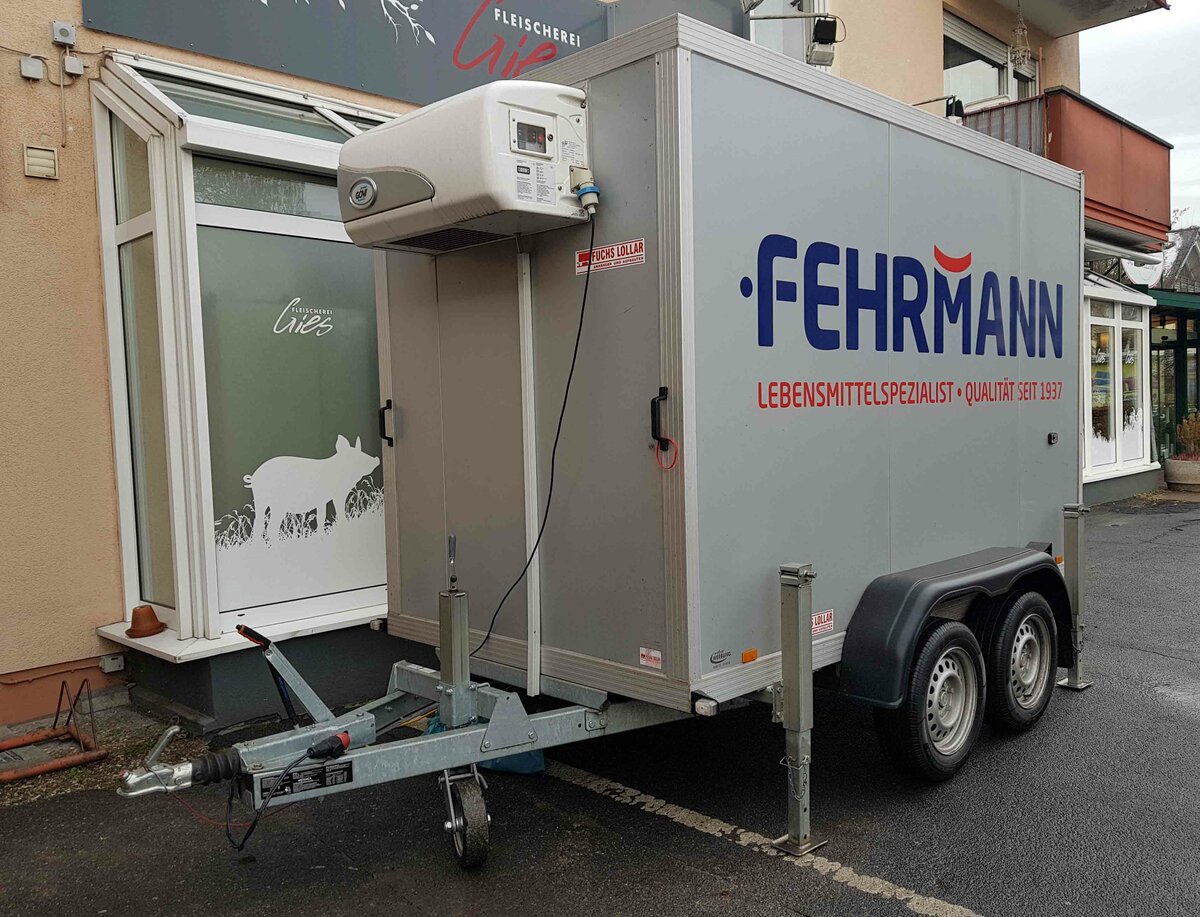 =Kühlanhänger der Firma FEHRMANN steht im Dezember 2022 in Künzell