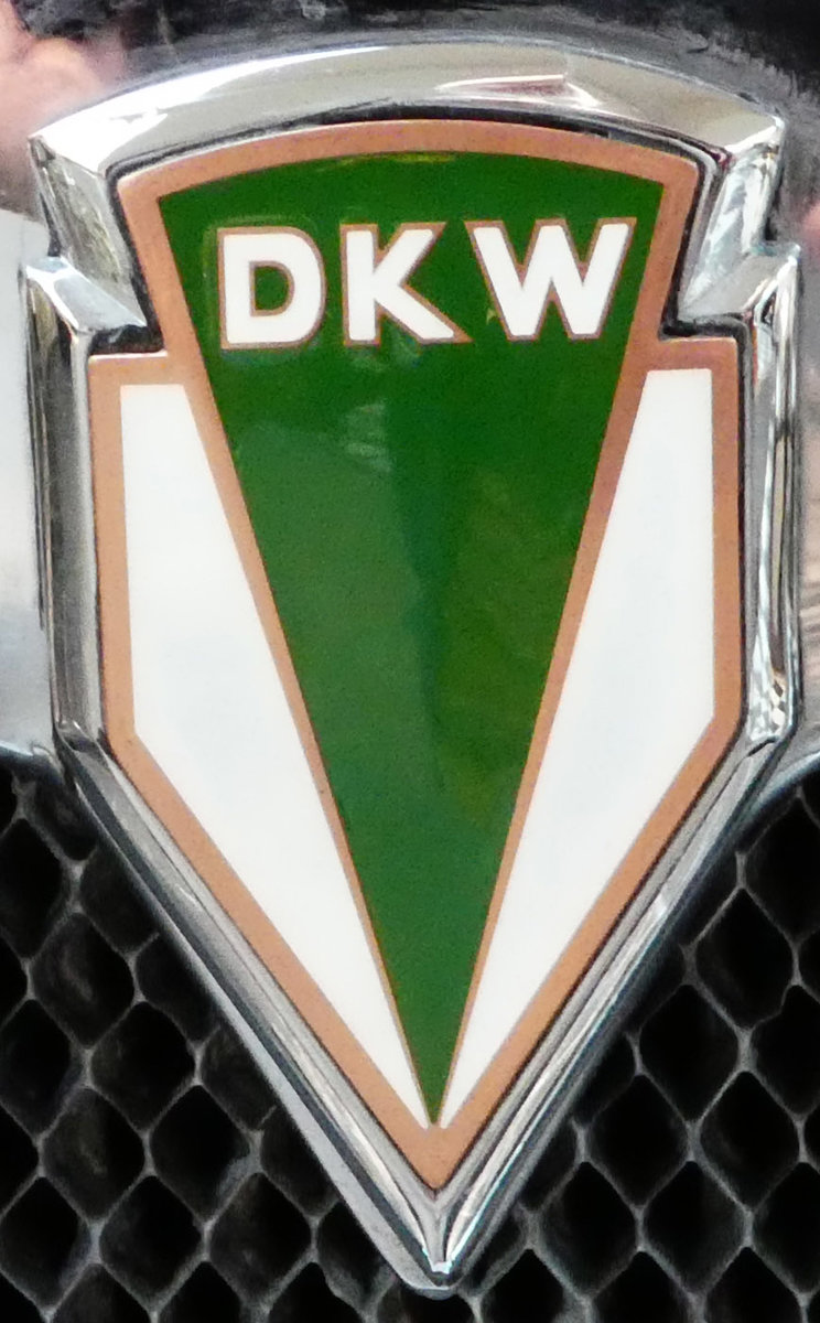 =Kühleremblem des DKW Front Rennwagens, fotografiert im August Horch Museum Zwickau, Juli 2016.