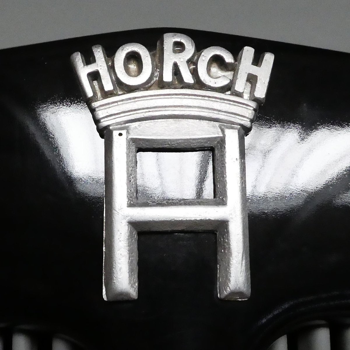 =Kühleremblem eines Horch H3, gesehen im sächsischen Nutzfahrzeugmuseum in Hartmannsdorf im Juli 2016
