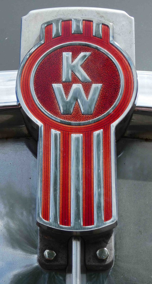 =Kühleremblem der Kenworth - Sattelzugmaschine, gesehen im Mai 2017 in der Burgenstadt Schlitz