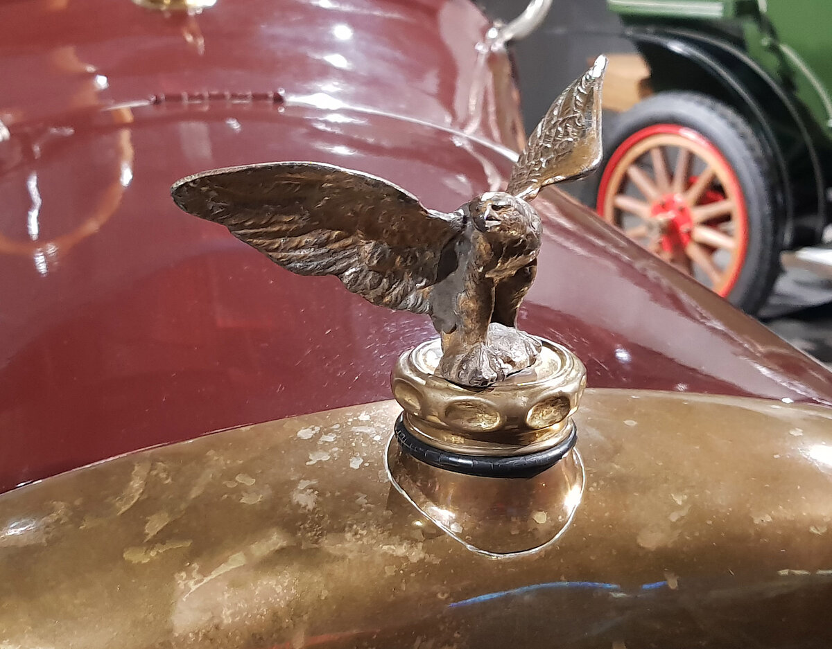 =Kühlerfigur des Adler K5/13 Cabrio, Bauzeit 1911 - 1920, 1292 ccm, 13 PS, 55 km/h, gesehen im EFA Museum in Amerang, 06-2022