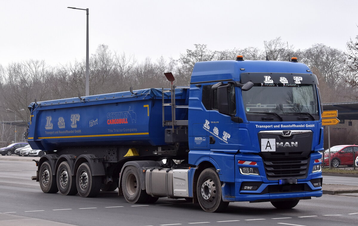 L & T Transport und Baustoffhandel GmbH mit einem Sattelkipper mit MAN TGX 18.470 Zugmaschine am 02.03.23 Berlin Marzahn.