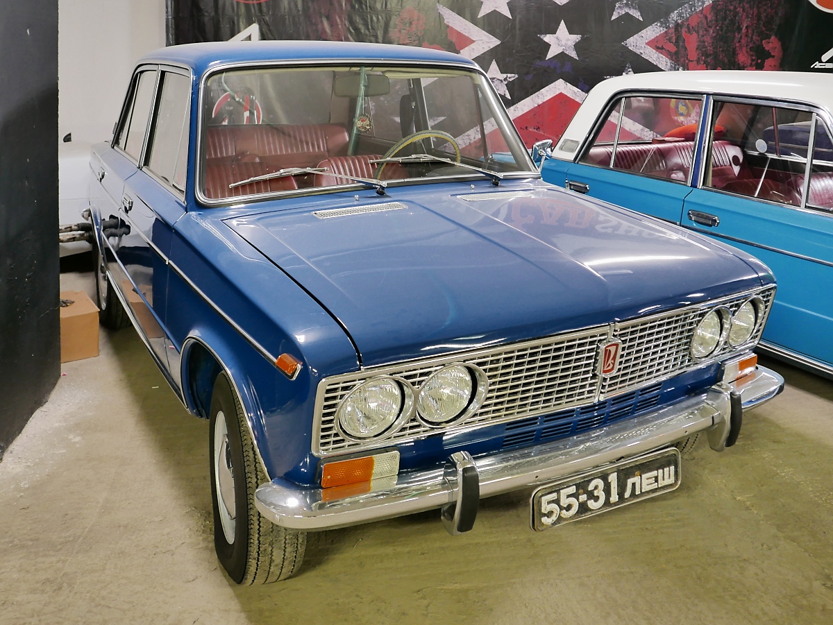 Lada WAS-2103 in der Retro Car Show im Einkaufszentrum  Piterlend  in St. Petersburg, 17.2.18