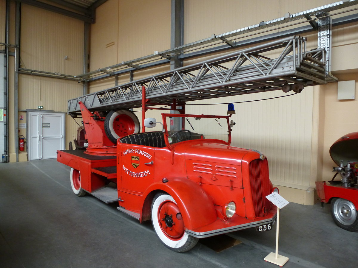 Laffly BSO 13, Drehleiterwagen von 1946 der Gemeinde Wittenheim/Elsaß, Feuerwehrmuseum Vieux-Ferrette, Mai 2016 