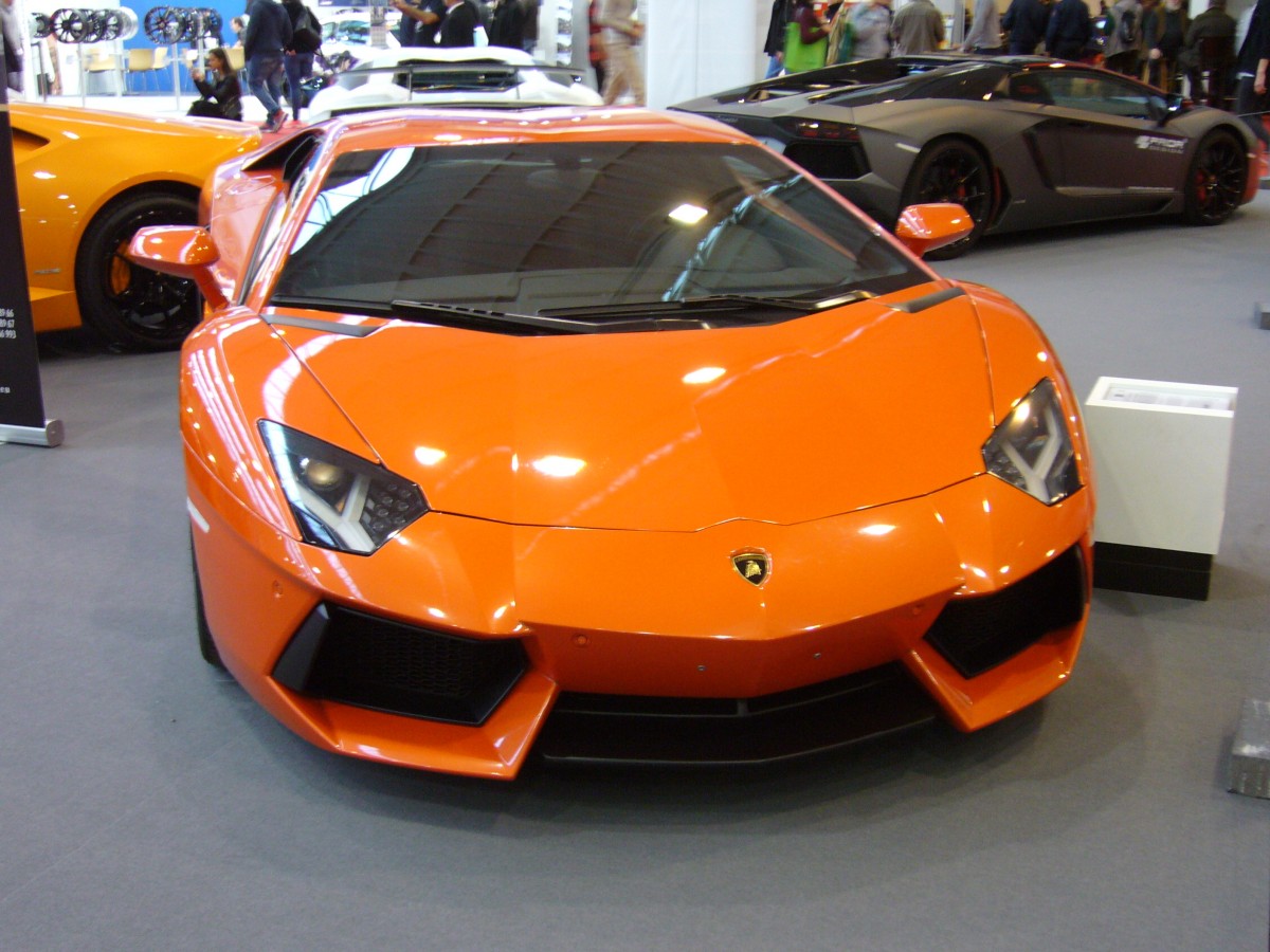 Lamborghini Aventador LP 700-4 Coupe. Der Aventador wurde 2011 als Nachfolger des Murcielago vorgestellt. Der V12-motor leistet 700 PS aus 6498 cm³ Hubraum. Die Höchstgeschwindigkeit liegt bei 350 km/h. Essen Motor Show am 01.12.2015.