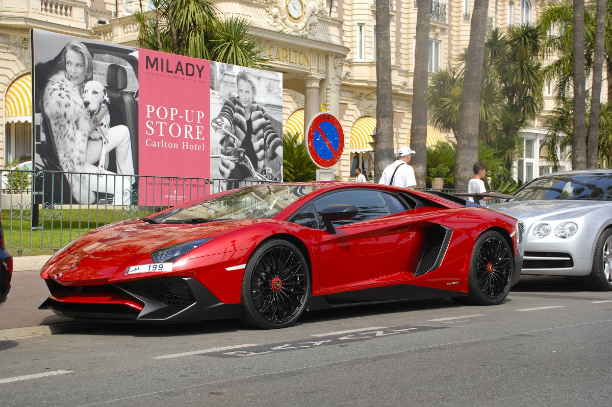 Lamborghini Aventador LP 700-4 vor dem Carlton Hotel in Cannes. Aufnahmedatum: 22. Juli 2015.

