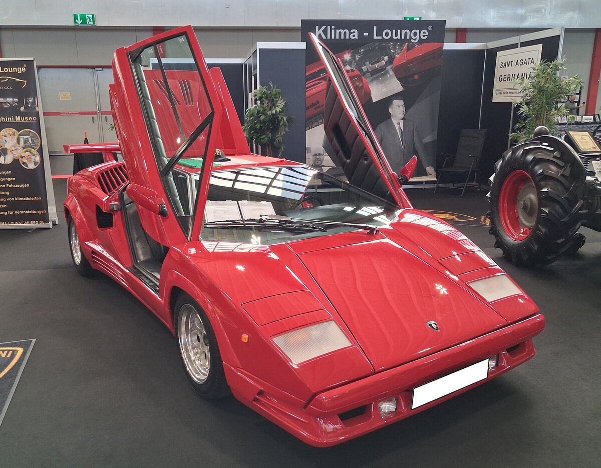 Lamborghini Countach 25th Anniversary. Der 1963 gegr�ndete Automobilhersteller Lamborghini hatte mit dem 1966 eingef�hrten Miura einen der ersten Mittelmotorsportwagen auf den Markt gebracht. Auf dem Genfer Auto Salon des Jahres 1973 stand dann der erste Lamborghini Countach, der mit etlichen Facelifts und technischen Verbesserungen bis bis 1990 im Verkaufsprogramm blieb. Zur Feier des 25-j�hrigen Firmenjubil�ums der Marke Lamborghini wurde Horacio Pagani beauftragt, das Design des klassischen Countach, das urspr�nglich von Marcello Gandini stammte, zu �berarbeiten. Die Jubil�umsversion erhielt unter anderem modifizierte Lufteinl�sse mit markanten vertikalen Lamellen, neugestaltete Sto�f�nger, sowie einige Kevlar- und Fiberglas-Komponenten f�r mehr Aerodynamik und optimaleren Leichtbau. Von diesem Jubil�umsmodell entstanden genau 657 Exemplare. Der V12-Motor hat einen Hubraum von 5167 cm� und leistet 455 PS. Die H�chstgeschwindigkeit gab das Werk mit 295 km/h an. 