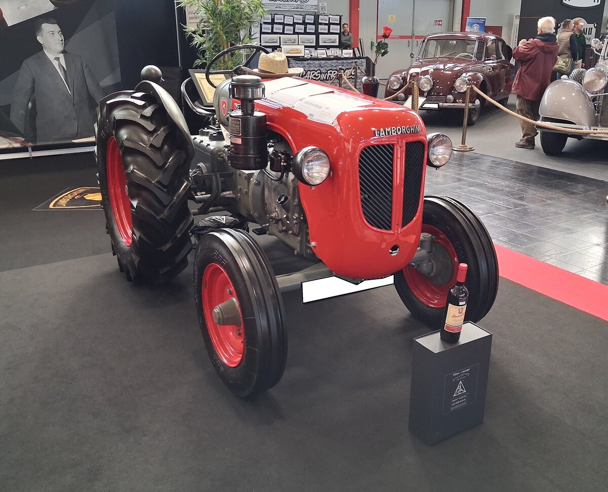 Lamborghini DL25 -MWM- aus dem Jahr 1954. Der Lamborghini DL25 mit einem MWM-Motor (M otoren W erke M annheim) ist einer der bedeutendsten historischen Traktoren der  Lamborghini Trattori . Das ab 1952 gebaute Modell gilt als der wirtschaftliche Meilenstein, der seinem Eigent�mer Ferruccio Lamborghini den Reichtum einbrachte, um sp�ter seine ber�hmte Sportwagenmarke zu gr�nden. Anf�nglich wurden in diesem Modell noch italienische Lombardini-Motoren verbaut. Ab 1953 dann die robusteren MWM-Motoren. Diese wassergek�hlten Zweizylinderdieselmotoren haben einen Hubraum von genau 1750 cm� und leisten 24 PS. Mittels eines Viergang-Getriebes schafft der Traktor eine Geschwindigkeit von 16 km/h. Von diesem Modell setzte  Lamborghini Trattori  genau 916 Schlepper ab, von denen heute noch rund 200 existieren sollen. Techno Classica Salon in Dortmund am 25.09.2026.