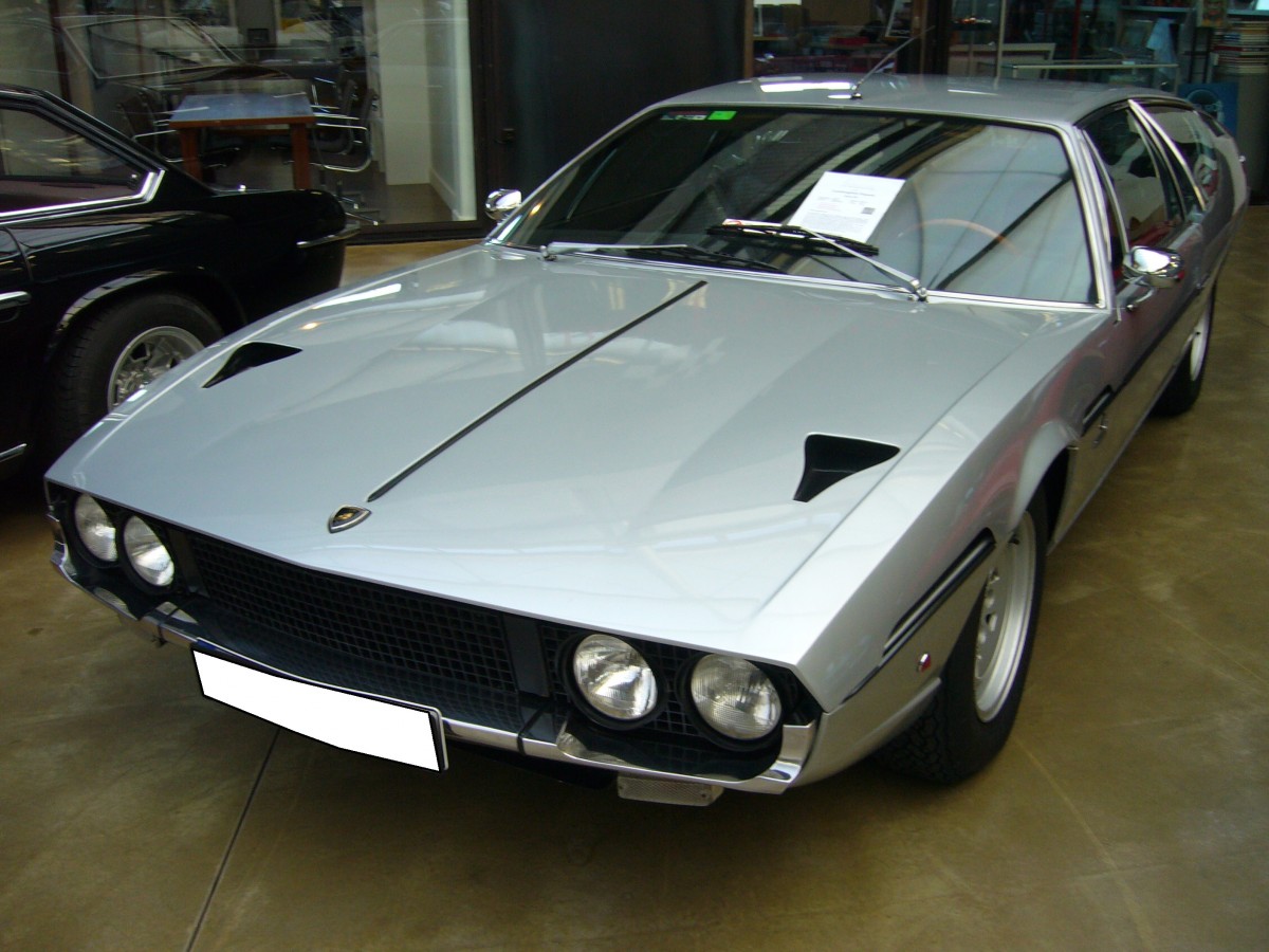 Lamborghini Espada. 1968 - 1978. Im Laufe seiner 10-jährigen Produktionszeit wurden 1217 Espada´s in drei Serien produziert. Der abgelichtete Espada ist aus dem Jahr 1973 und entstammt somit der dritten Serie. Der V12-motor hat einen Hubraum von 3929 cm³ und leistet 350 PS. Düsseldorfer Classic Remise am 19.12.2015.