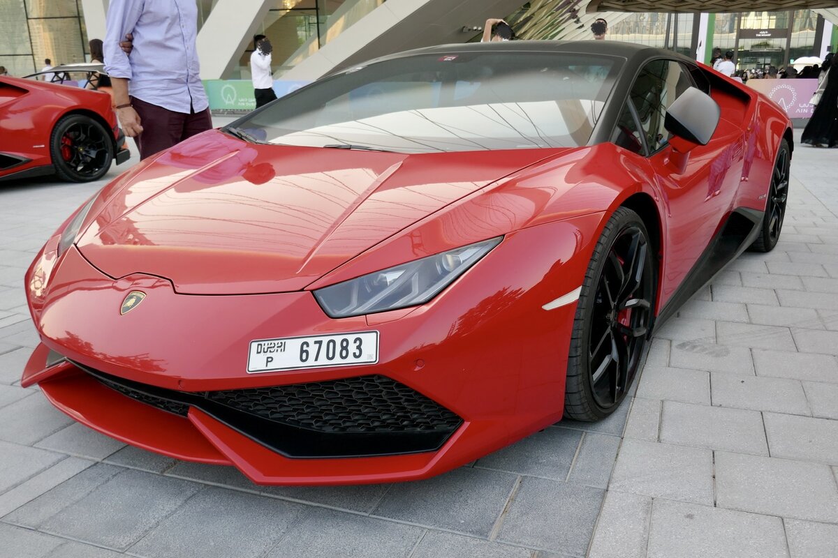 Lamborghini Huracan der am 1.12.21 vor dem Riesenrad Ain Dubai steht.