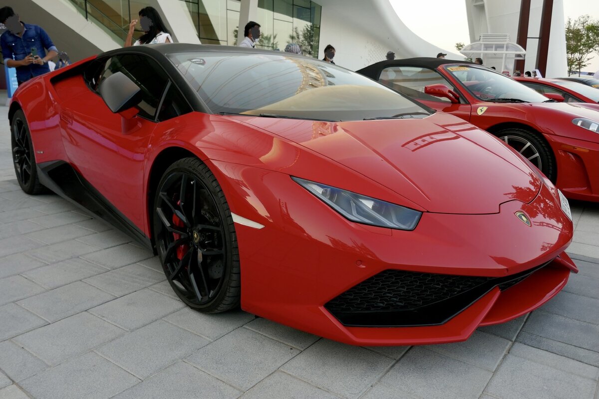 Lamborghini Huracan der am 1.12.21 vor dem Ain Dubai steht.