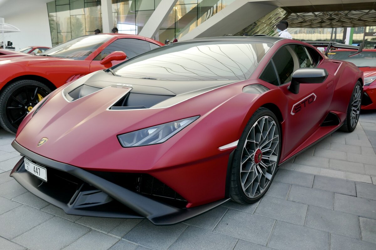 Huracan STO am 1.12.21 vor dem Riesenrad Ain Dubai