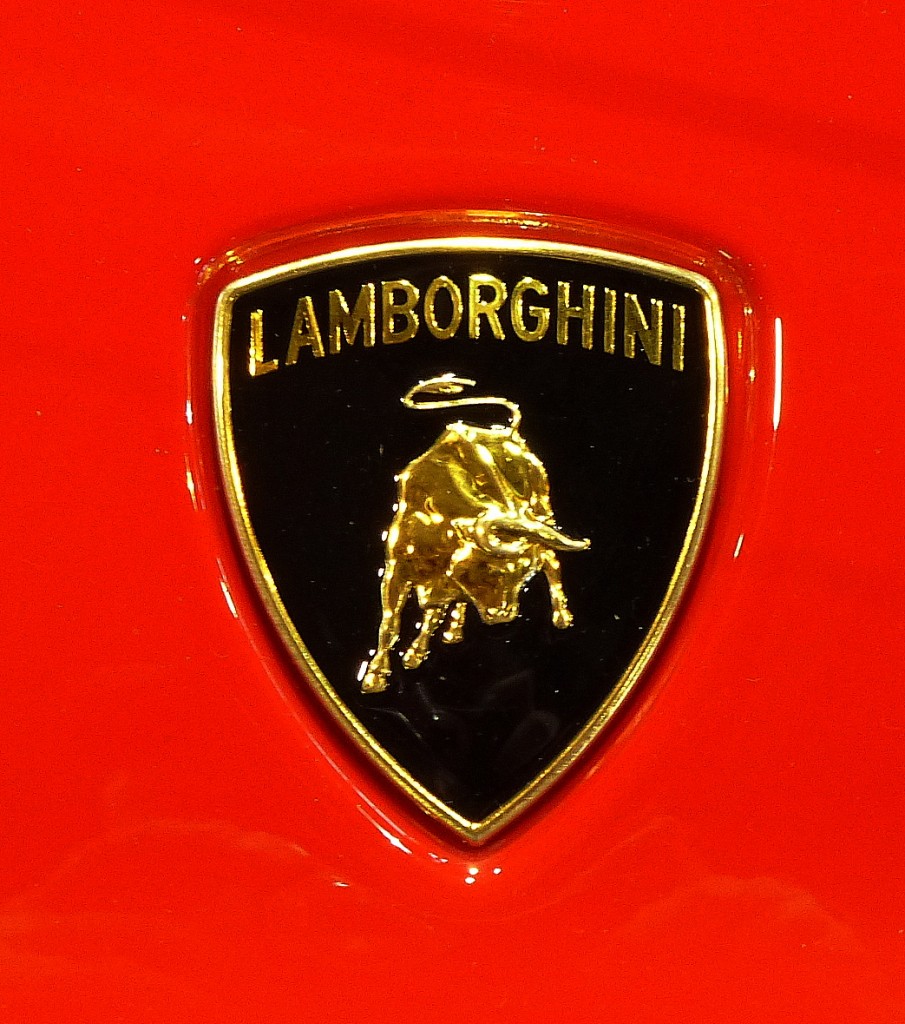 Lamborghini, Logo auf der Khlerhaube des Gallardo 550-2, Baujahr 2013, Feb.2014