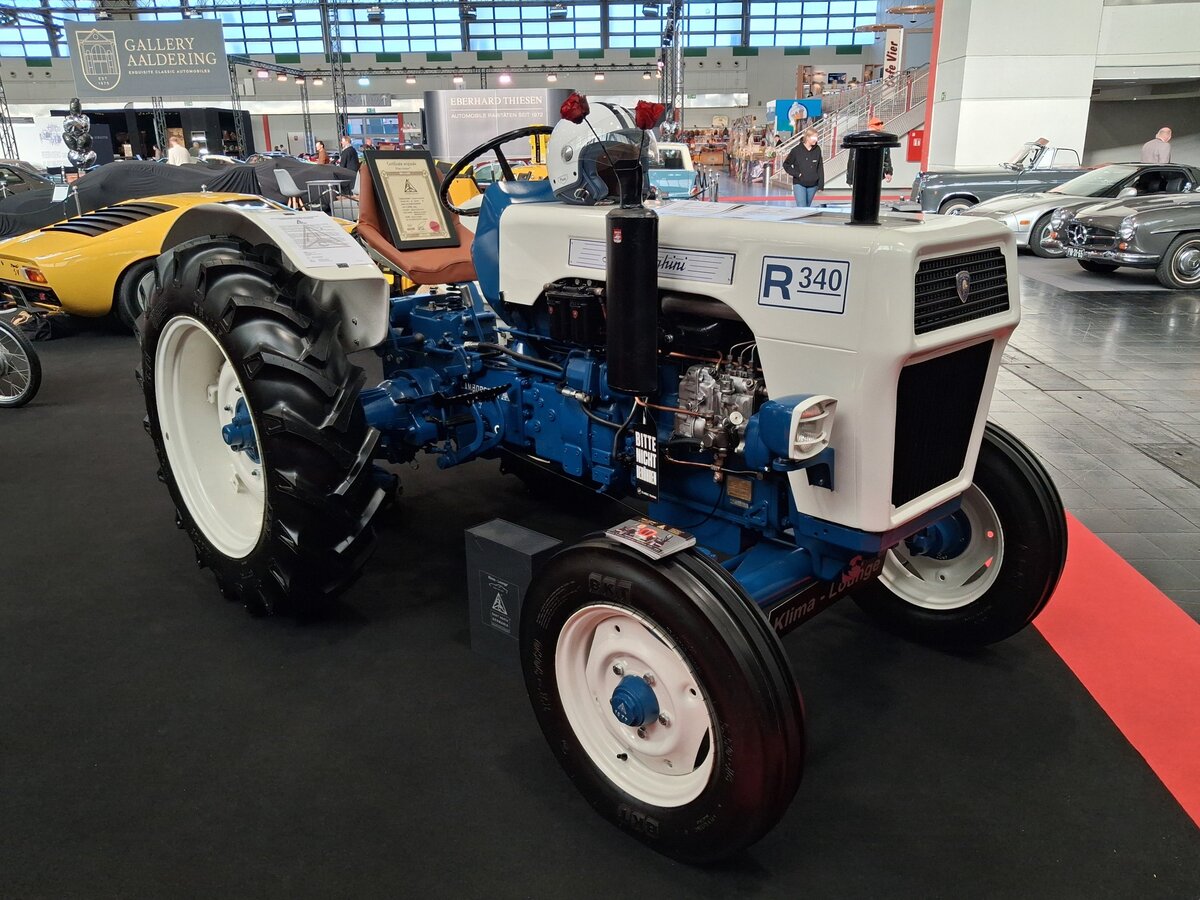 Lamborghini R340 Traktor. Dieser Ackerschlepper der mittleren Leistungsklasse wurde, genau wie das Schwestermodell R340 DT mit Allradantrieb, zwischen 1967 und 1972 von der  Trattori Lamborghini  produziert. Der Dreizylinderreihendieselmotor dieses Schleppers hat einen Hubraum von 2340 cm� und leistet 39 PS. Techno Classica Salon in Dortmund am 25.09.2026.