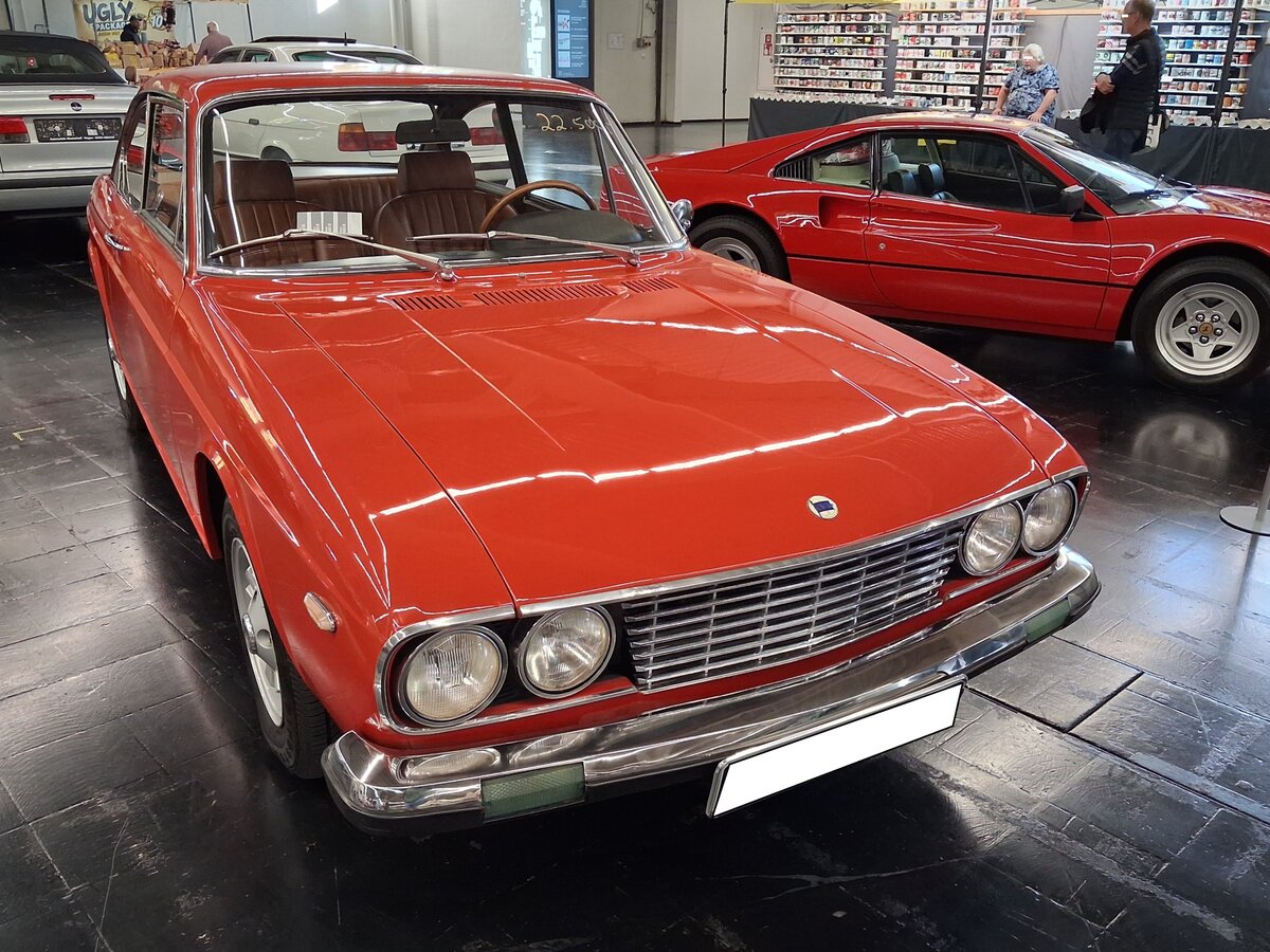 Lancia 2000 Coupe aus dem Jahr 1971. Die Lancia 2000 Serie war das Folgemodell des viele Jahre produzierten  Flavia . Es gab das Modell sowohl als viert�rige Limousine, als auch als zweit�riges Coupe. Insbesondere das Coupe dieser Baureihe �berzeugte durch eine sehr umfangreiche Ausstattung und hohem Komfort im Innenraum. So ist das Armaturenbrett mit feinstem Echtholz verkleidet, gepaart mit hochwertigem Stoff oder Leder und massiven Metallschaltern. Das Coupe wurde von Pininfarina f�r Lancia entworfen und im April1971 vorgestellt. Die Baureihe wurde 1974 nach 3458 Coupes eingestellt. Der Vierzylinderboxermotor hat einen Hubraum von 1991 cm� und leistet 115 PS. Geschaltet wurde bereits mittels eines F�nfganggetriebes und die Tachonadel blieb erst bei 185 km/h stehen. Techno Classica Salon in Dortmund am 25.09.2026.