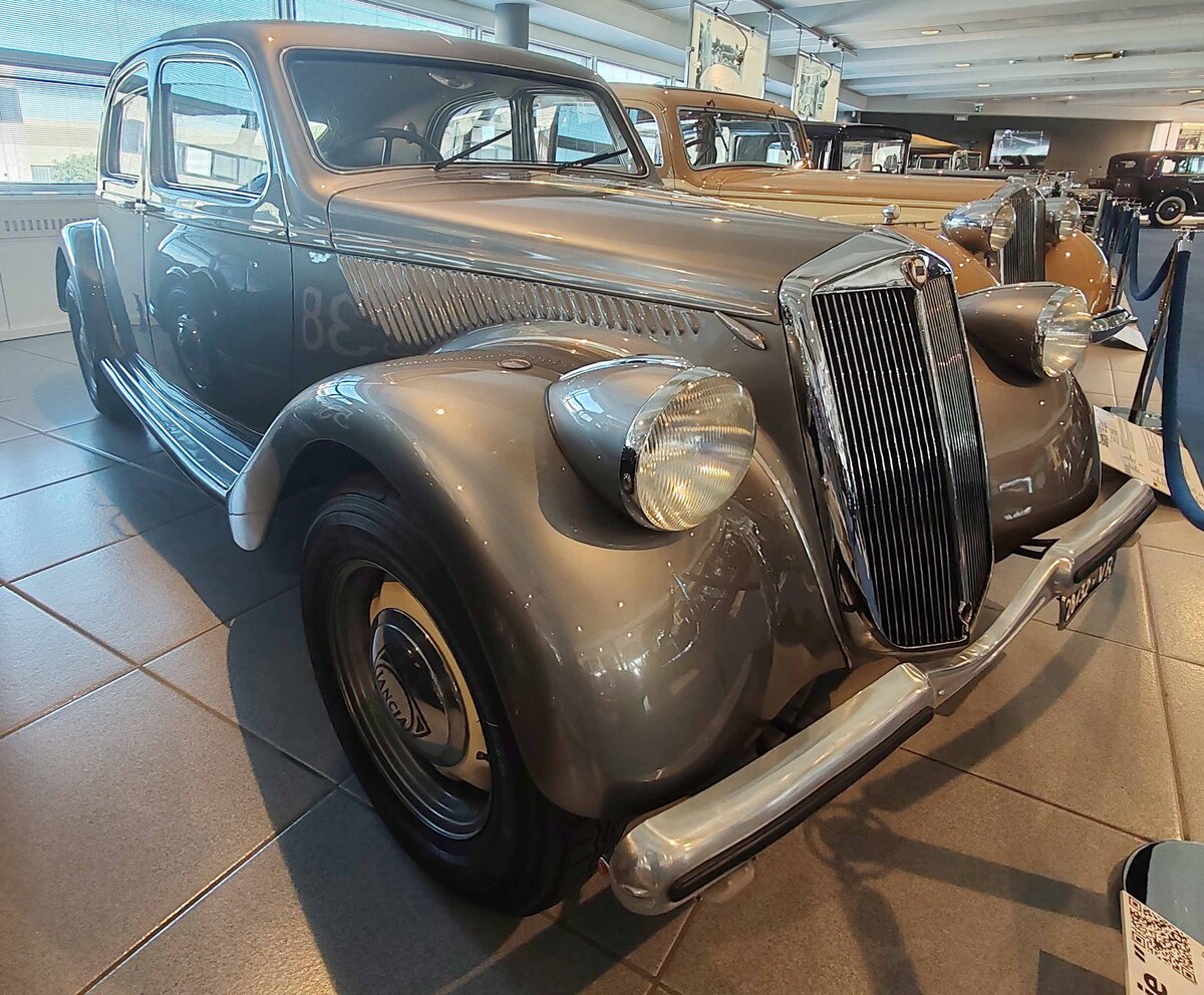 =Lancia Aprilia 1500 II serie, Bj. 1942, 4 Zyl., 1485 ccm, 49 PS, Bauzeit der Modellreihe 1939 - 1949, gesehen im Museo Nicolis in Verona, 09-2025