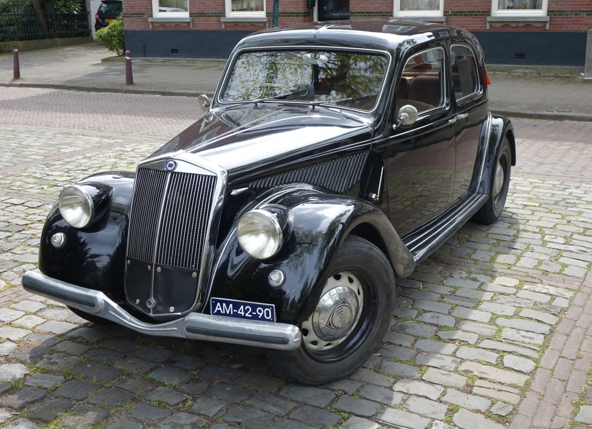 Lancia Aprilia, gebaut von 1937 bis 1949, 1.5 ltr Motor, 36 KW, am Markt von Valkenswaard, NL (02.05.2015)