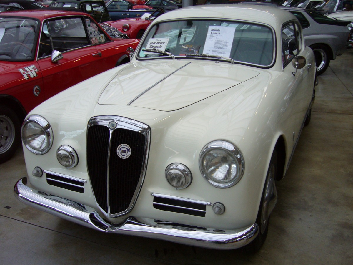 Lancia Aurelia B20 GT Serie VI. 1950 - 1958. Das Coupe wurde in insgesamt sechs Serien hergestellt. Hier wurde ein Modell der letzten Serie (Baujahr 1957) abgelichtet. Der 2.5l V6-motor leistet 112 PS. Von diesem schicken Coupe wurden, verteilt auf die sechs Serien, 3.111 Einheiten Serien produziert. Laut Expose am Fahrzeug, war ein solches Aurelia Coupe im Auslieferungsjahr teurer als ein Mercedes Benz 300 SL Flügeltürer. Classic Remise Düsseldorf am 29.12.2013.