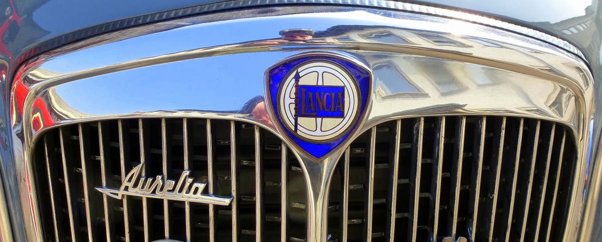 Lancia Aurelia, Logo und Schriftzug am Khler des PKW-Oldtimers, gebaut von 1950-58, Mrz 2015