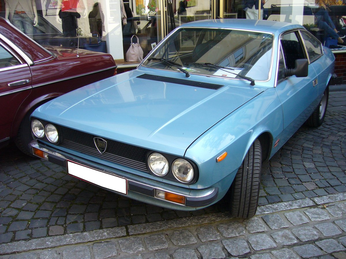Lancia Beta Coupe. 1973 - 1984. Die Beta Modelle von Lancia waren mit etlichen Hubräumen lieferbar. Es gab folgende Hubraumgrößen: 1.3l, 1.4l, 1.6l, 1.8l und eine 2.0l Version. Die 2.0l Versionen war auch mit elektronischer Benzineinspritzung und als Volumex lieferbar. Hier wurde ein 2.0l Modell abgelichtet. Der 4-Zylinderreihenmotor mit 1995 cm³ Hubraum leistet 115 PS. Oldtimertreffen Kettwig am 01.05.2016.