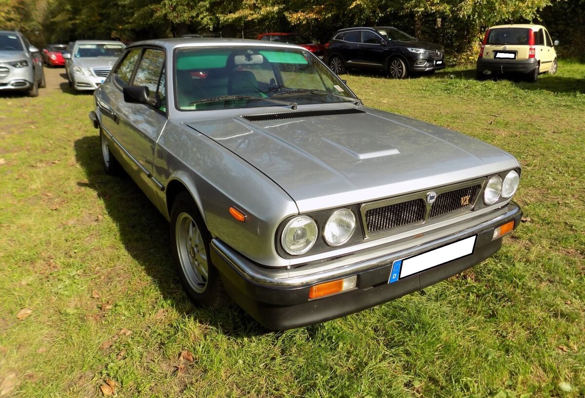 Lancia Beta HPE Volumex. Der im M�rz 1975 auf dem Genfer Automobilsalon vorgestellte Beta HPE ( H igh P erformance E state) folgte als letztes Modell der Beta-Baureihe: der Limousine, Coup� und dem Spider. 1981 kam die vierte Serie heraus, die sich durch einen deutlich sportlicheren Charakter auszeichnete, beginnend mit dem Namen, der zu H.P. Executive wurde. Das Highlight war der gezeigte, ab 1983 gebaute Volumex. Der Vierzylinderreihenmotor mit Kompressor-Aufladung hat einen Hubraum von 1995 cm� und leistet zwischen 120 PS und 135 PS. Cars & Castle auf Schlo� Lauersfort in Moers am 03.10.2026.
