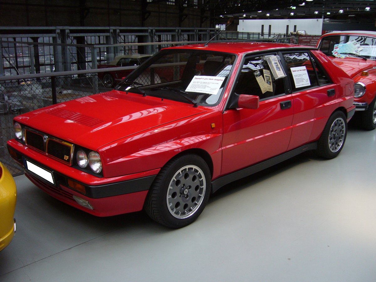 Lancia Delta HF Integrale 16V Turbo 4WD, produziert von 1989 bis 1991. In seiner Grundform wurde das Modell Delta bereits im Jahr 1979 vorgestellt. Ab Ende 1982 wurden die Modelle sportlich aufgerüstet. Es begann mit Turboladern und Allradantrieb. Fast alle zwei Jahre Jahre erfuhr das Fahrzeug eine Leistungssteigerung. 1989 kam dann das gezeigte Modell auf den Markt. Der Vierzylinderreihenmotor hatte nun einen Hubraum von 1995 cm³ und leistete mittels eines Garret-Turboladers 200 PS. Die Verteilung des Antriebes betrug 47% auf die Vorderachse und 53% auf die Hinterachse. Die Höchstgeschwindigkeit betrug 220 km/h. Classic Remise Düsseldorf am 02.02.2020. 