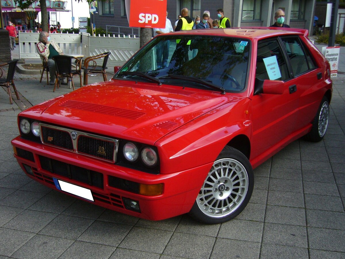 Lancia Delta Integrale Evoluzione 2. Lancia Delta Integrale Evoluzione II. Der turboaufgeladene Vierzylinderreihenmotor hat einen Hubraum von 1995 cm³ und leistet 205 PS. Oldtimertreffen in Heiligenhaus am 12.09.2021.
