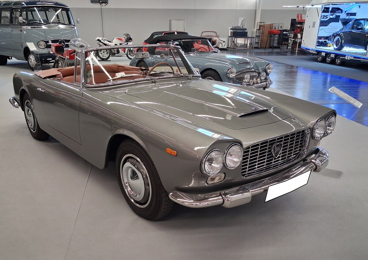 Lancia Flaminia GT Cabriolet aus dem Jahr 1962. Dieses 1957 vorgestellte Modell wurde in der patentierten Superleggera-Methode aufgebaut. Es handelt sich dabei um eine leichte Aluminiumkarosserie, die auf einem d�nnen Stahlrohrrahmen aufgebracht wurde. Mit ihren klaren, flie�enden, Linien und den angedeuteten Heckflossen erinnert dieses Modell stark an den Maserati 3500 GT Spyder. Von 1962 bis 1967 setzte Maserati lediglich 847 dieser Cabriolets ab. Der gezeigte Wagen im Farbton grigio newmarket wurde im August 1962 nach Deutschland ausgeliefert. Dieses Modell ist noch mit dem urspr�nglichen V6-Motor ausger�stet. Dieser hat einen Hubraum von 2458 cm� und leistet serienm��ig 119 PS. Allerdings hat dieses Auto eine Leistungskur auf 140 PS bekommen. Techno Classica Salon in Dortmund am 25.09.2026.