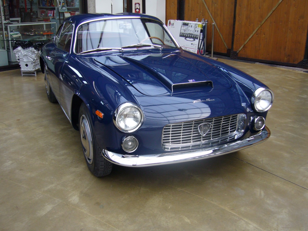 Lancia Flaminia Sport Zagato. 1959 - 1967. Hier wurde eines von 199 gebauten Fahrzeugen der ersten Serie (bis 1961) abgelichtet. Der 6-Zylindermotor leistet aus 2458 cm³ Hubraum 150 PS. Classic Remise Düsseldorf am 08.03.2015.