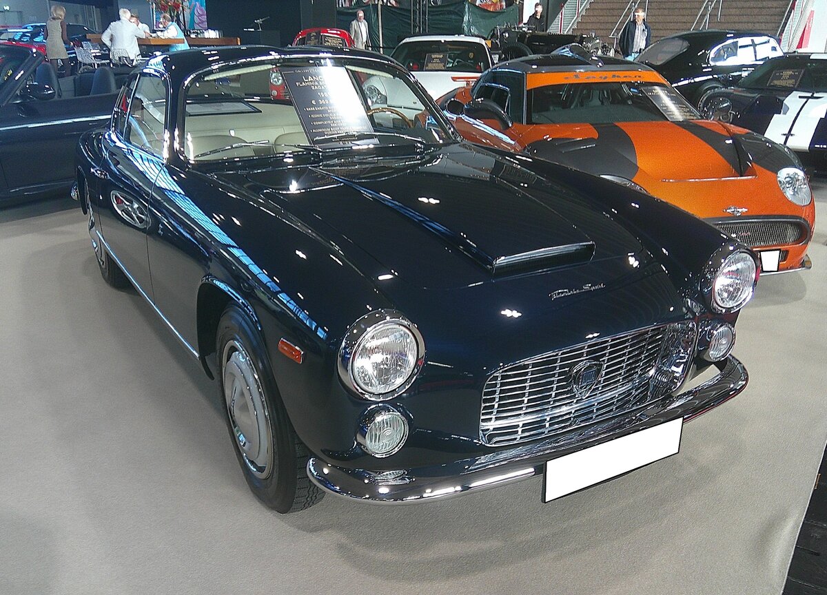 Lancia Flaminia Sport Zagato 2.5 aus dem Jahr 1961 mit einer Aluminiumkarosserie im  Double-Bubble-Design . Das markanteste Merkmal ist das f�r Zagato typische  Double Bubble-Dach . Die zwei W�lbungen �ber den Sitzen sorgten f�r mehr Kopffreiheit der Insassen bei gleichzeitig niedriger, aerodynamischer Dachlinie und h�herer Verwindungssteifigkeit der Karosserie. Dieses Auto ist ein Meisterwerk, dass aus der Zusammenarbeit zwischen Elio Zagato (*1921 +2009) und dem Designer Ercole Spada (*1937) hervorgegangen ist. Der V6-Motor leistet 151 PS aus einem Hubraum von 2458 cm�. Techno Classica Salon in Dortmund am 25.09.2026. 