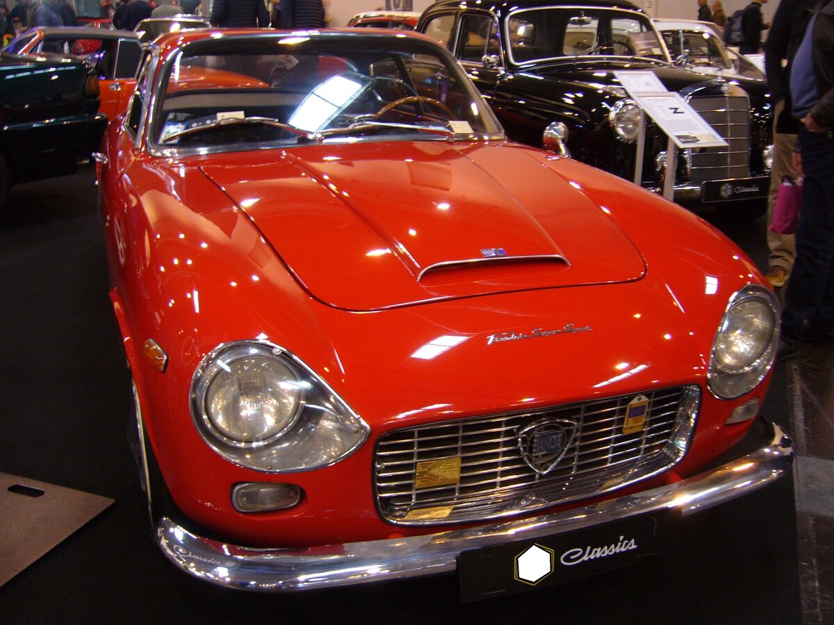 Lancia Flaminia Super Sport Zagato Coupe aus dem Jahr 1966. Die Flaminia-Baureihe kam bereits im Jahr 1957 auf den Markt. Sie wurde ständig optisch und technisch weiter entwickelt. Das Modell war als Limousine, Coupe und Cabriolet lieferbar. Im Jahr 1964 wurde die Motorentechnik der Baureihe auf einen V6-Motor mit einem Hubraum von 2775 cm³ und einer Leistung von 152 PS geändert. Von diesem eleganten Coupe wurden lediglich 187 Exemplare bei der Carrozzeria Zagato in Rho bei Mailand gefertigt. Techno Classica Essen am 13.04.2023.