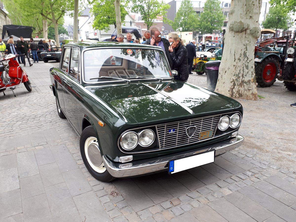 Lancia Fulvia Berlina 2C, also der zweiten Serie, wie er von 1969 bis 1976 produziert wurde. Das Modell wurde im Jahr 1963 vorgestellt. Die Karosserie war, insbesondere beim 1C, von abstruser Häßlichkeit. Hinter dem Volant zählte die mangelnde Eleganz des Autos nicht mehr. Der Fulvia war der erste Wagen mit Frontantrieb, der die bis dahin üblichen Unarten dieser Antriebsart vergessen ließ. Die Lenkung war leichtgängig und präzise. Trotz seiner mangelnden Ästhetik wurde der Fulvia Berlina, insbesondere in seinem Heimatland, zum Erfolgsmodell. Der V4-Motor hat einen Hubraum von 1298 cm³ und leistet 87 PS. Die Höchstgeschwindigkeit wurde vom Werk mit 162 km/h angegeben. 12 Oldtimertreffen in Essen-Kettwig am 01.05.2019.