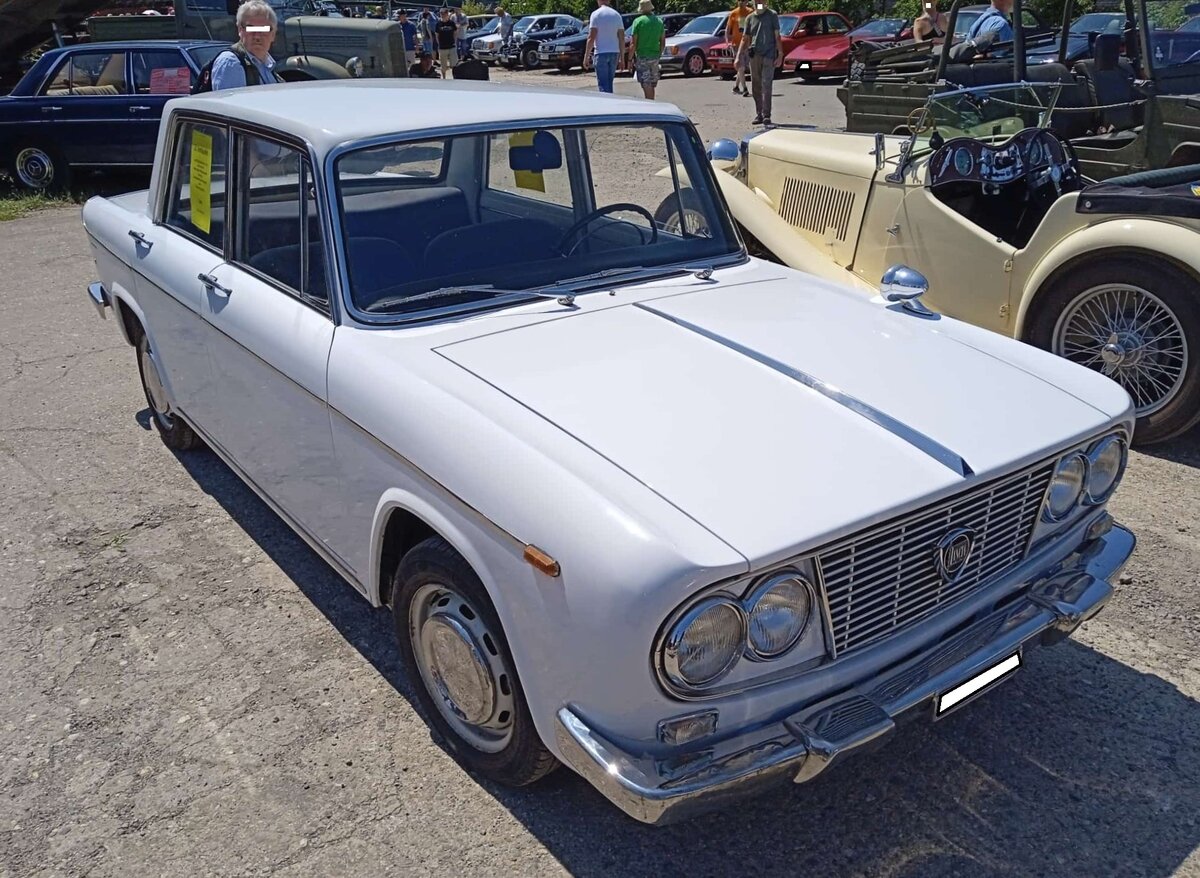 Lancia Fulvia Berlina. Auf dem Genfer Salon des Jahres 1963 pr�sentierte Lancia mit diesem Modell den Nachfolger des  Appia . Das Modell wies etliche innovative Neuerungen auf. Es waren zum Beispiel an allen vier R�dern Scheibenbremsen verbaut. Das war zum damaligen Zeitpunkt in dieser Fahrzeugklasse einzigartig. Der V4-Motor hat einen Hubraum von 1091 cm� und leistet 58 PS. Diese Motorleistung reichte f�r eine H�chstgeschwindigkeit von 138 km/h. Im September 1963 kostete ein solcher Lancia in Deutschland mindestens DM 9380,00. Oldtimerfestival an der  Alten Dreherei  in M�lheim an der Ruhr am 20.06.2026.