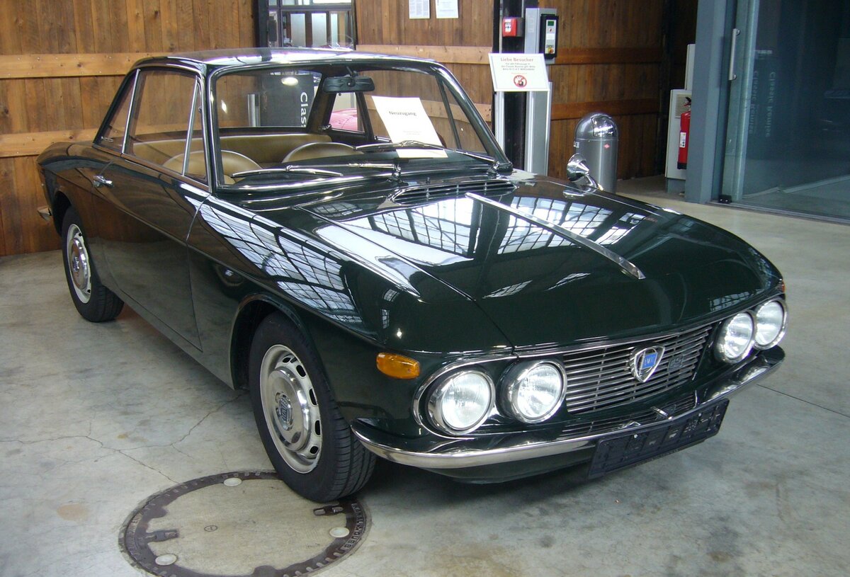 Lancia Fulvia Coupe der Seria 1 1.3S. Zwei Jahre nach Vorstellung der Fulvia Berlina (Limousine) wurde 1965 auf dem Turiner Salon das sportliche Fulvia Coupe vorgestellt. Das Fulvia Coupe mit dem 1.3S-Motor kam 1968 auf den Markt. Von 1968 bis zur Einstellung dieser Motorenversion verkaufte Lancia 16.827 Autos dieses Typs. Der V4-Motor hat einen Hubraum von 1298 cm³ und leistet 92 PS. Die Höchstgeschwindigkeit gab Lancia mit 173 km/h an. Classic Remise Düsseldorf am 20.09.2023.