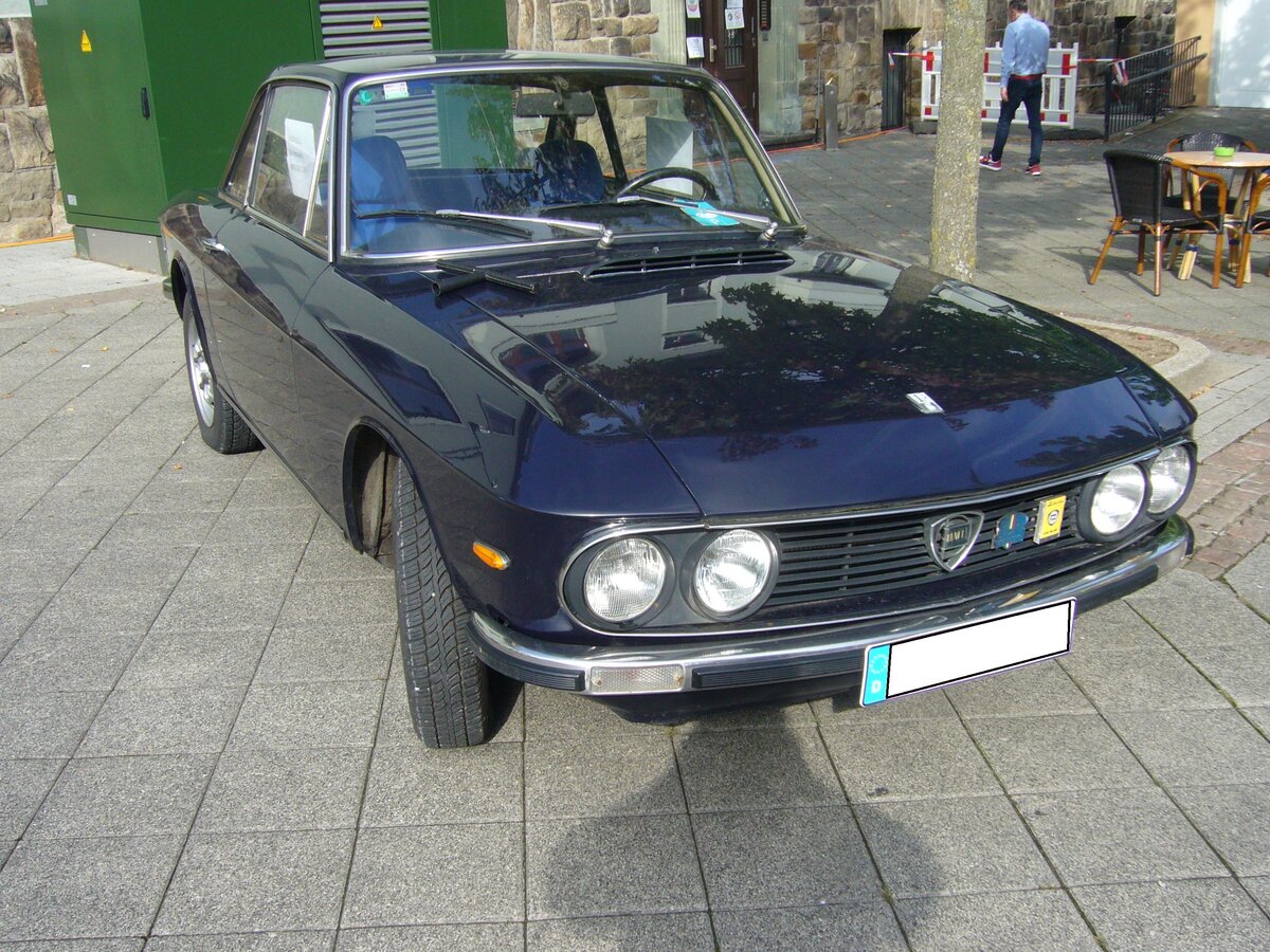 Lancia Fulvia Coupe, wie es von 1968 bis 1970 gebaut wurde. Das Sportcoupe Fulvia kam bereits 1965 auf den Markt. Im Laufe der Jahre gab es einige optische und technische Retuschen. Während der gesamten Produktionszeit wurden fast 139.800 Einheiten gebaut. Hier wurde ein 1.3S abgelichtet, von dem genau 16.827 Stück vom Band liefen. Der V4-Motor hat einen Hubraum von 1298 cm³ und leistet zwischen 87 PS und 93 PS. Oldtimertreffen in Heiligenhaus am 12.09.2021.