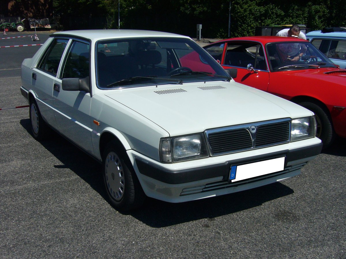 Lancia Prisma. 1982 - 1989. Das Mittelklassemodell Prisma konnte in mehreren Benzin- und Dieselmotorisierungen geordert werden. Der abgelichtete Wagen ist mit dem 1600 i.e. Motor ausgerüstet. Dieser Vierzylinderreihenmotor leistet 108 PS aus 1585 cm³ Hubraum. Treffen  Forza Italia  am 30.06.2016 in Krefeld.
