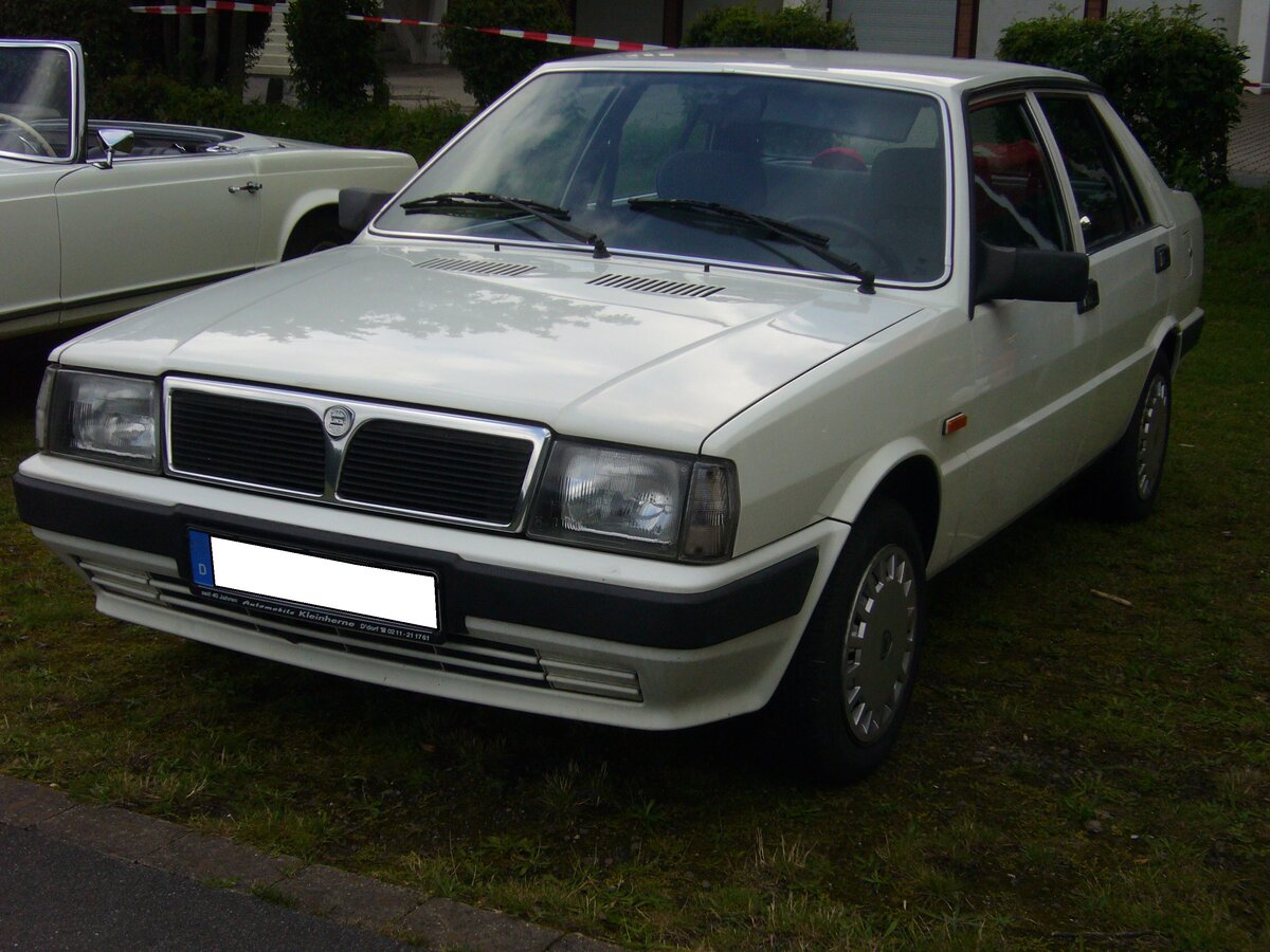 Lancia Prisma, gebaut von 1982 bis 1989. Das Mittelklassemodell Prisma konnte in mehreren Benzin- und Dieselmotorisierungen geordert werden. Der hier abgelichtete Wagen ist mit dem 1600 i.e. Motor ausgerüstet. Dieser Vierzylinderreihenmotor leistet 108 PS aus einem Hubraum von 1585 cm³. Oldtimertreffen an der Dreieckswiese in Duisburg am 01.08.2021.