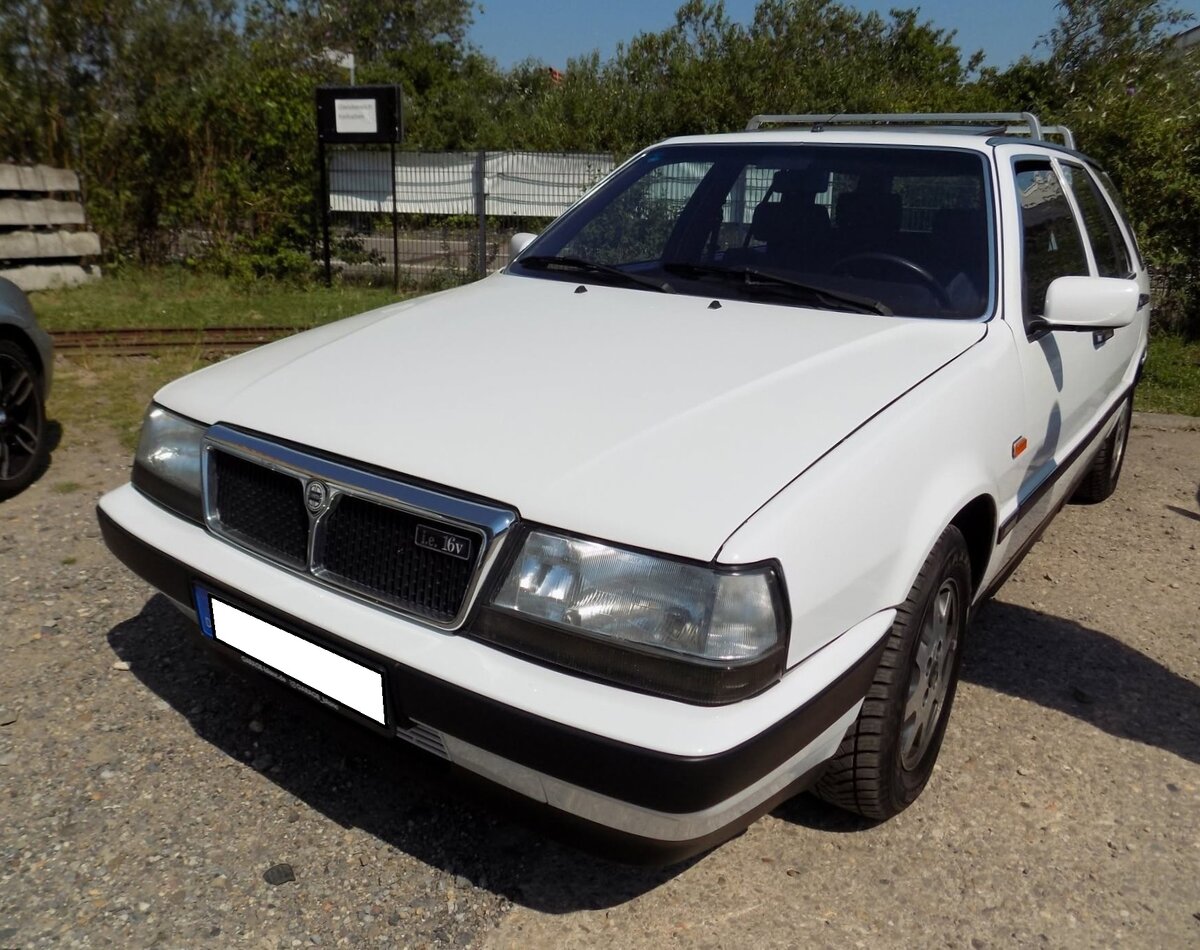 Lancia Thema Station Wagon 2000 i.e. 16V. Nach den Werksferien des Jahres 1984 lief bei Lancia das Oberklassemodell Thema vom Band. Zwei Jahre sp�ter erweiterte die Marke aus Turin die Modellpalette um das von Pininfarina gezeichnete Kombimodell  Station Wagon . W�hrend die Limousine sogar mit einem von Ferrari konstruierten V8-Motor mit 32-Ventiltechnik bestellt werden konnte, blieben dem Kombimodell nur die Vierzylinder Benzin- und Dieselmotoren vorbehalten. Das gezeigte Auto im Farbton bianco ist mit dem 2000 i.e. Motor ausger�stet. Dieser Motor hat einen Hubraum von 1995 cm� und leistet, je nach Auslieferungsland und Modelljahr, 141 PS, 147 PS oder gar 152 PS. 18. Oldtimerfestival an der  Alten Dreherei  in M�lheim an der Ruhr am 20.06.2026.