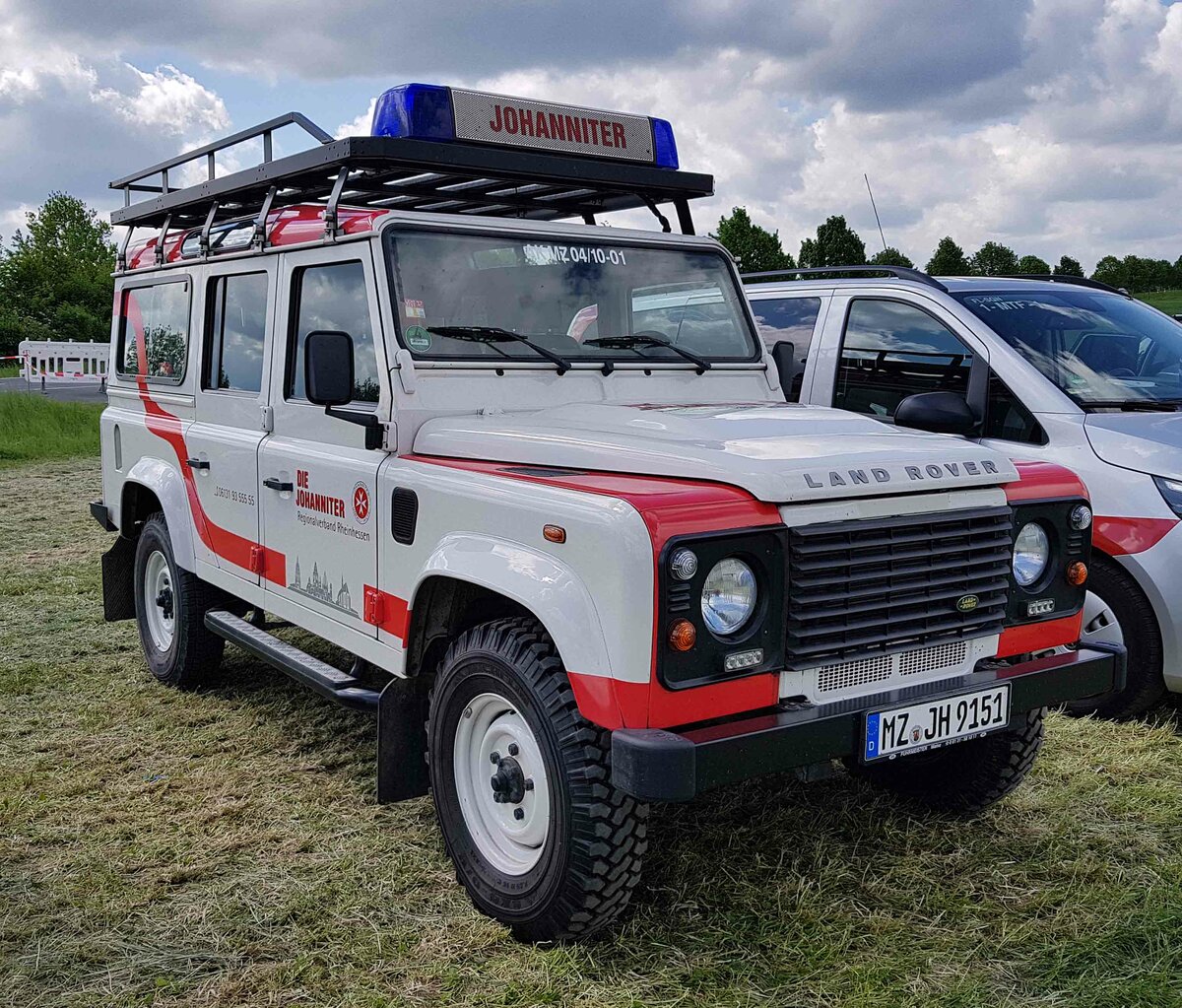 =Land Rover als Einsatzfahrzeug der JOHANNITER vom Regionalverband RHEINHESSEN, steht auf dem Parkplatz der Rettmobil 2022, 05-2022