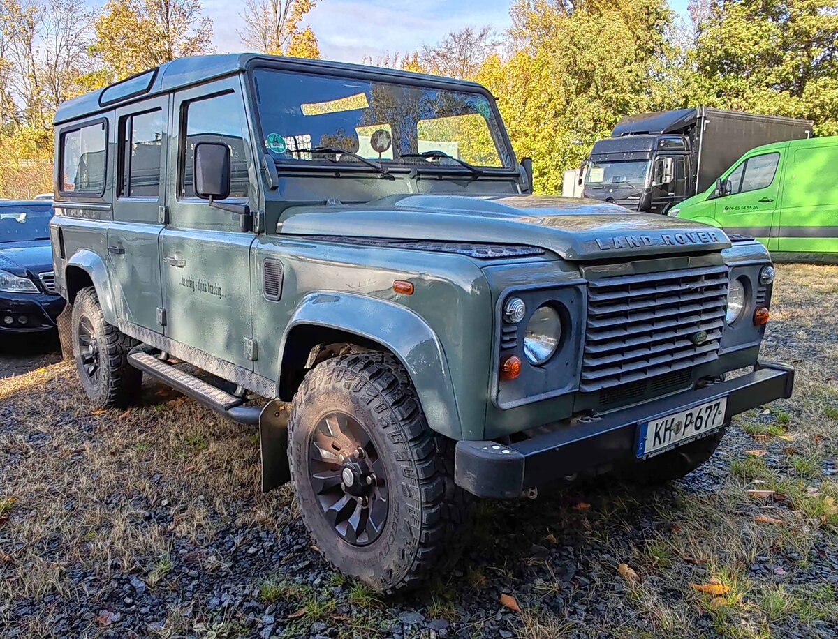 =Land Rover Defender eines Ausstellers steht auf dem Ausstellerparkplatz bei der Bulldogmesse in Alsfeld, 10-2025