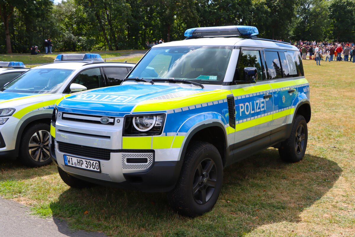 Land Rover Defender FustW der Polizei Hessen am 22.08.26 bei der Polizeischau des Pr�sidium S�dosthessen in Schl�chtern